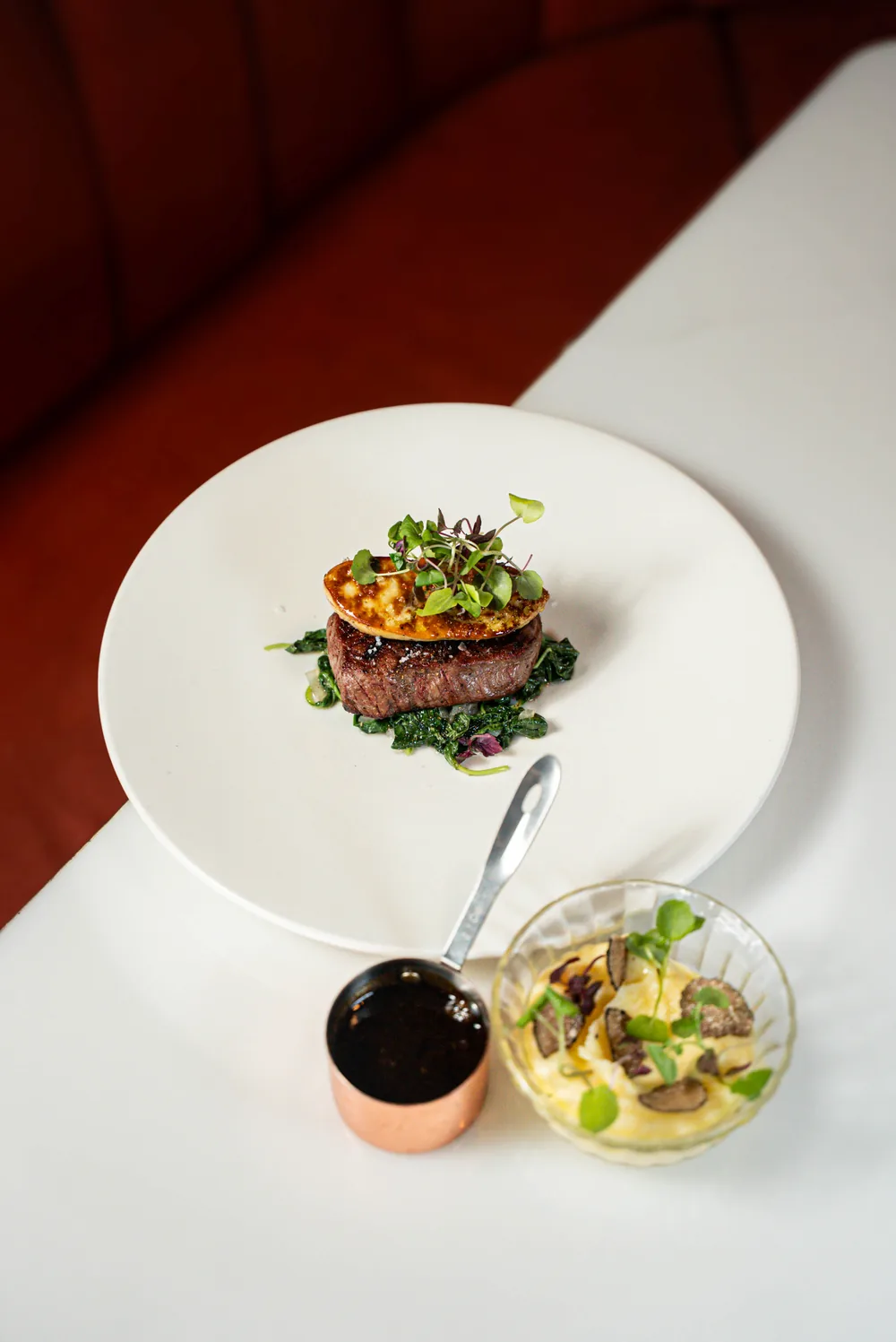 Pièce de bœuf au foie gras poêlé sur lit d'épinards, purée truffée en accompagnement