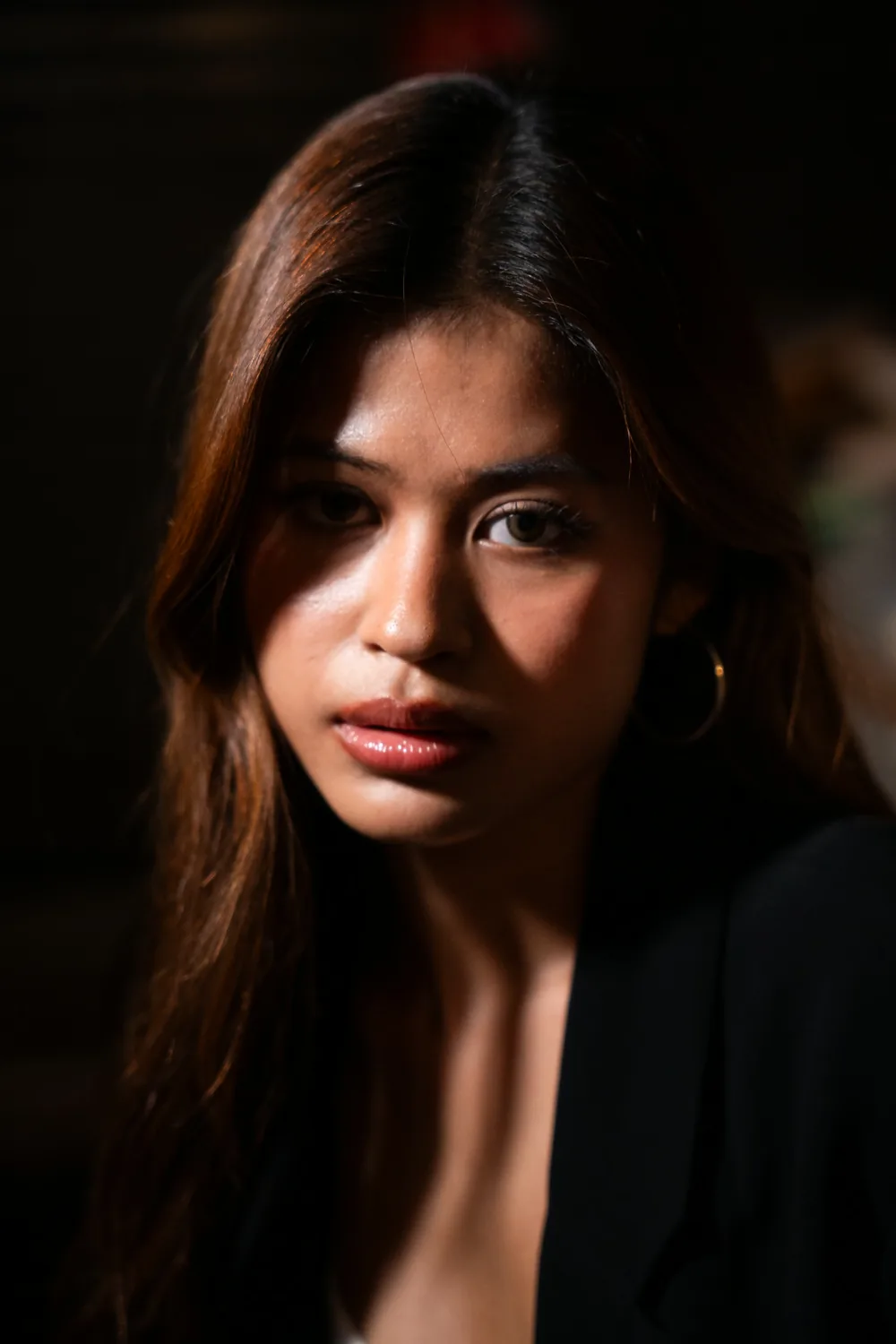 Portrait rapproché de modèle sur fond noir, lumière latérale douce