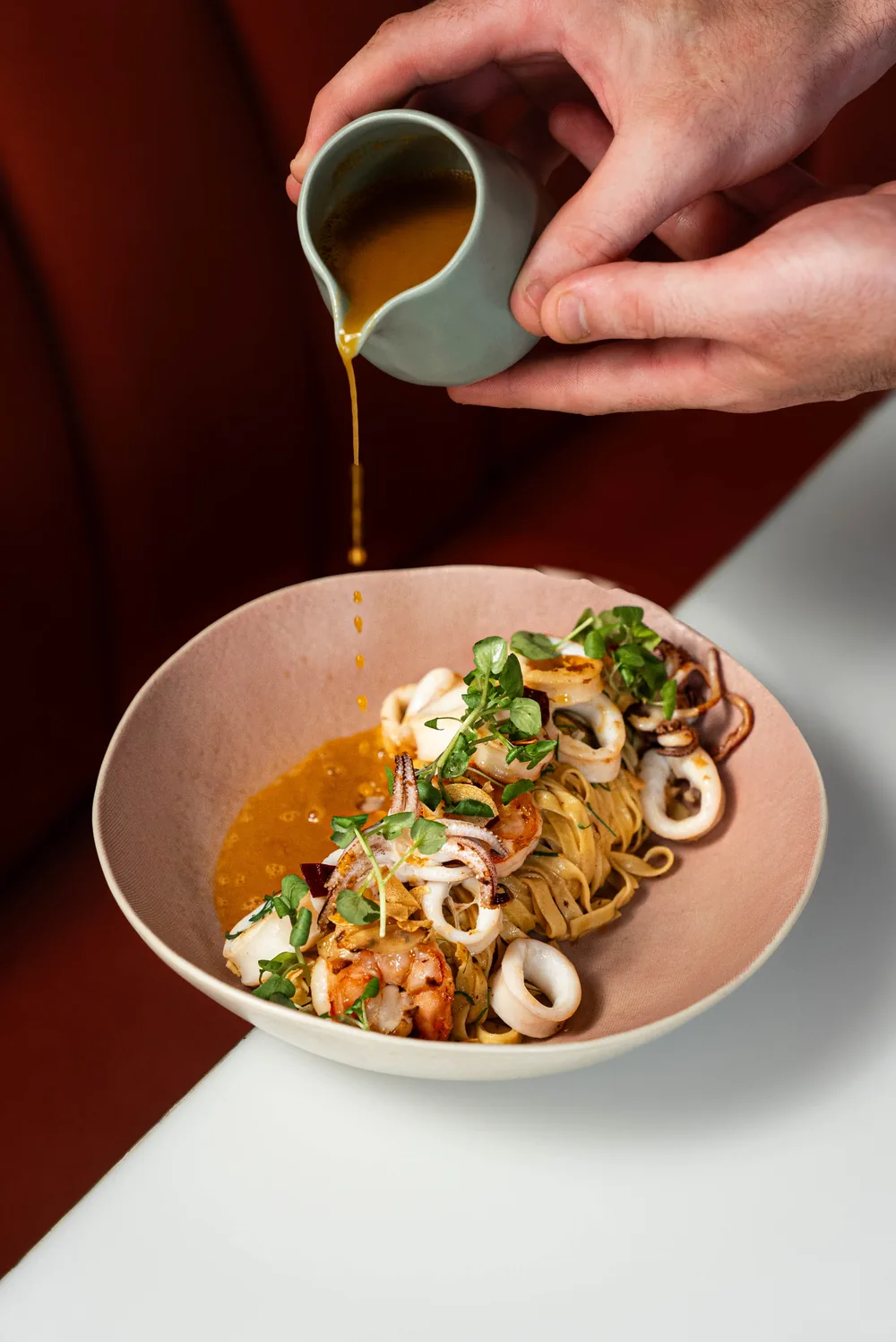 Tagliatelles aux calamars et gambas, sauce versée à table