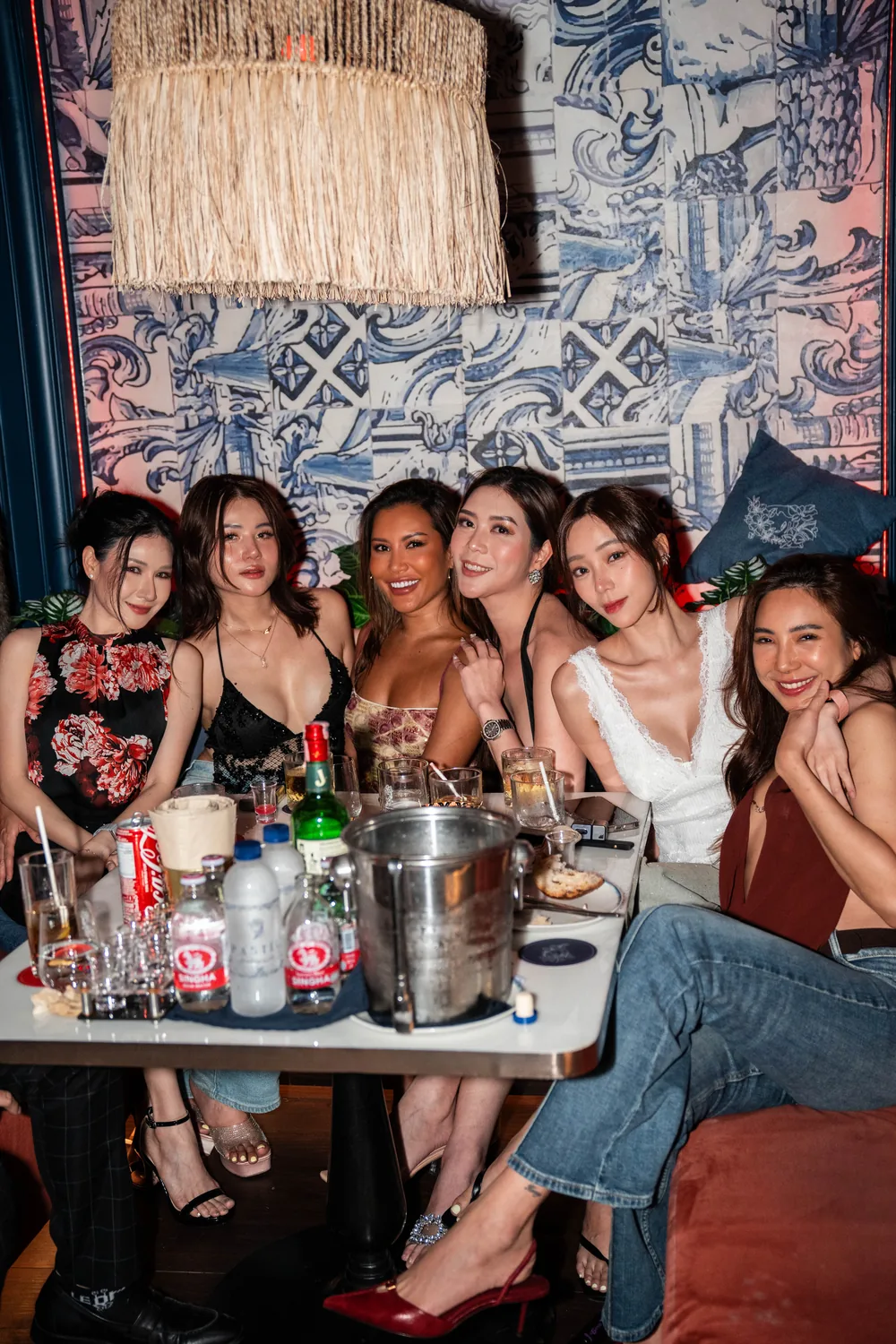 Groupe attablé en banquette pendant une soirée, ambiance conviviale