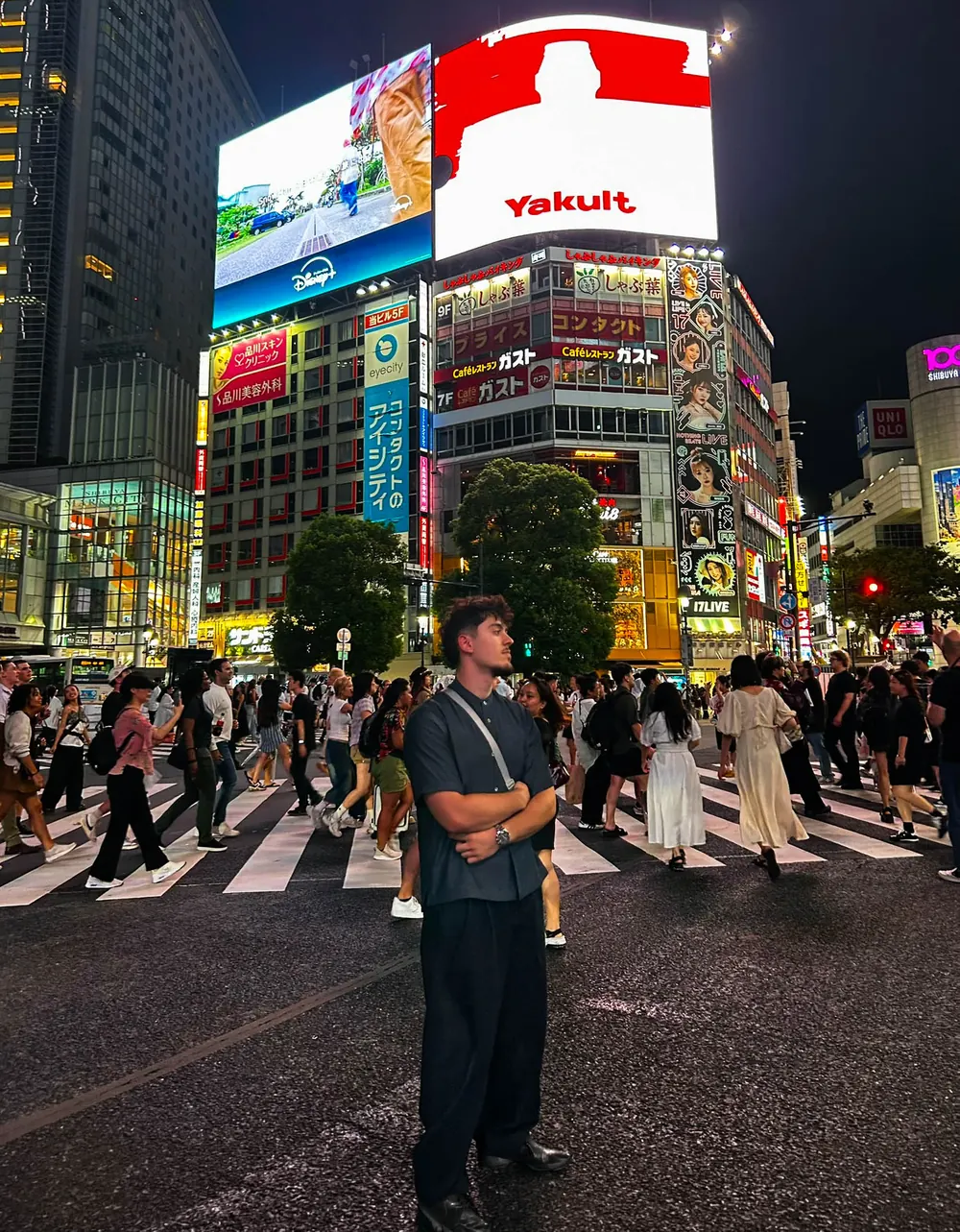 Tom Mora, photographe, au carrefour de Shibuya à Tokyo